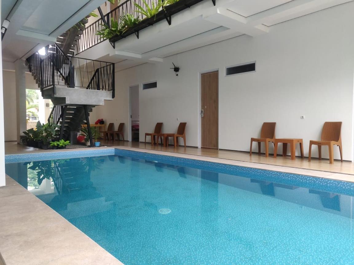Rion Hostel Богор Экстерьер фото